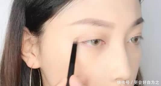 『天生』脸上有这五个特征的女生,天生自带浓妆效果,第四个可遇不可求!