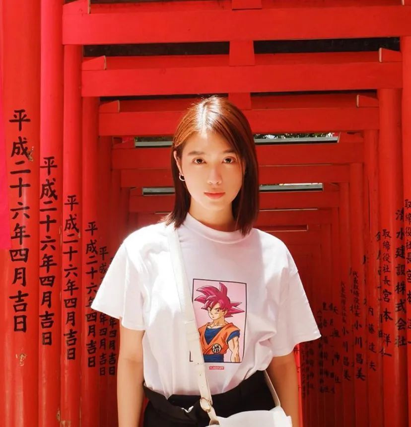  [时髦]别再穿一身黑了!今春就穿这4件薄外套,时髦炸了!