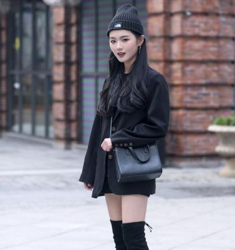  「妩媚」街拍时尚魅力的女孩搭配蓝色牛仔裤，浪漫妩媚