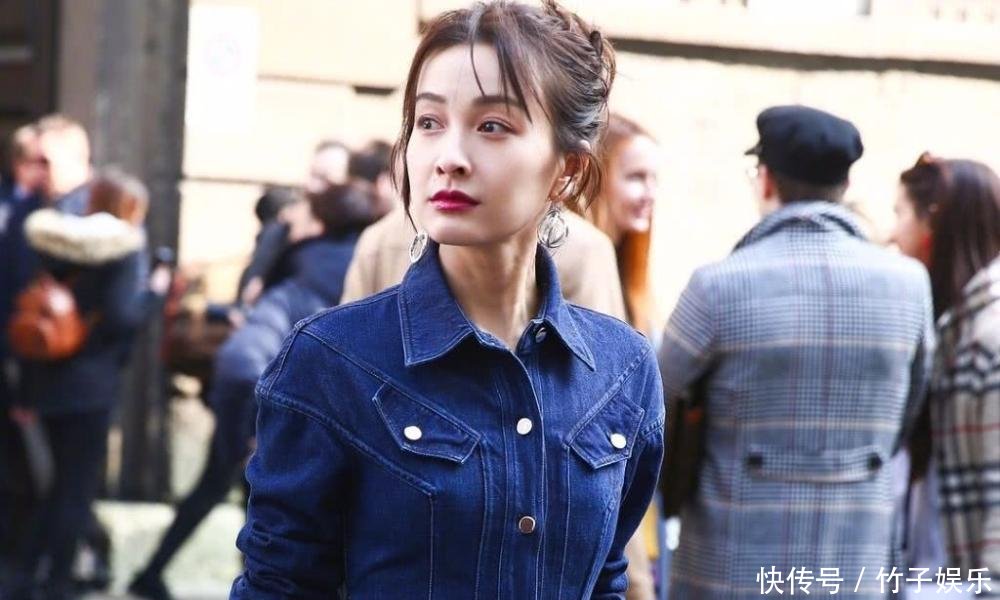 吴昕太拼了! 三伏天还穿这么厚的卫衣出门, 网友: 冷热都不分了吗