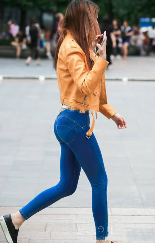 时尚辣妈丰腴大象腿紧致有力，紧身裤裹出肥硕臀线，边走边打哈欠