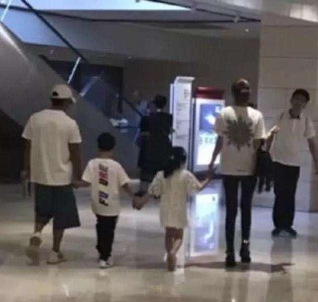 王宝强同高个子女友带儿女看话剧？！女方微博发文还原真相