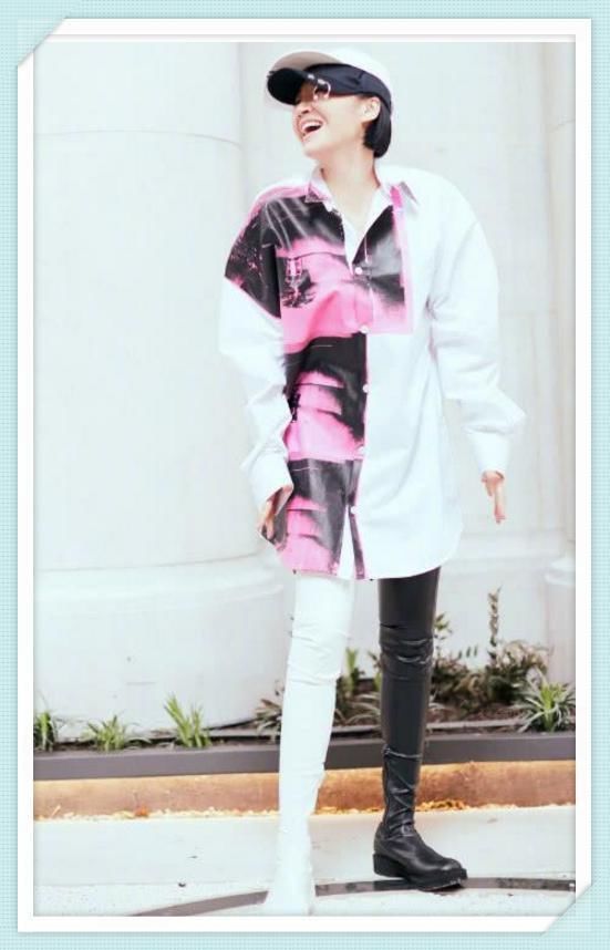 许晴脚踩“阴阳鞋”亮瞎你，下衣失踪像少女，网友:欣赏不来!