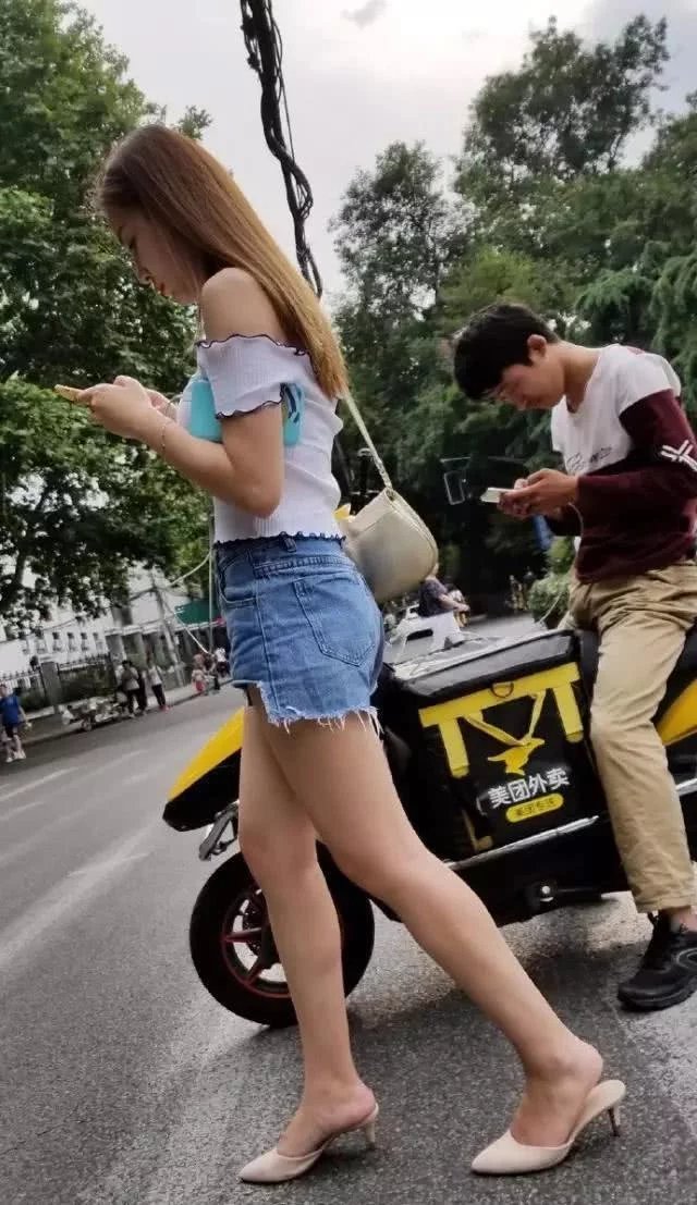 妩媚小姐姐超短牛仔热裤，苗条的身姿，气质恬静优雅