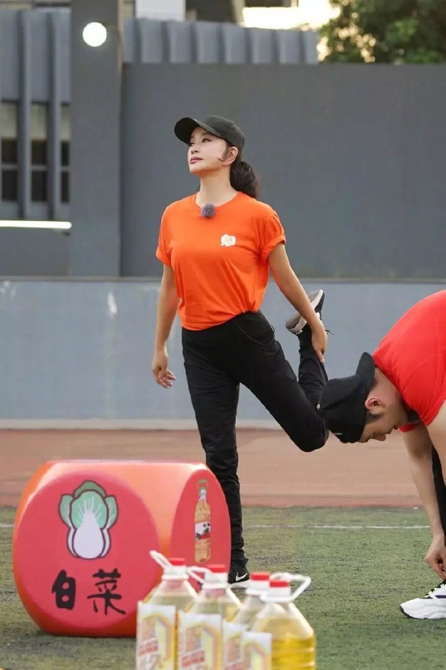 “装嫩”就服刘晓庆，64穿得像20多岁姑娘!没想到她舞技也这么好