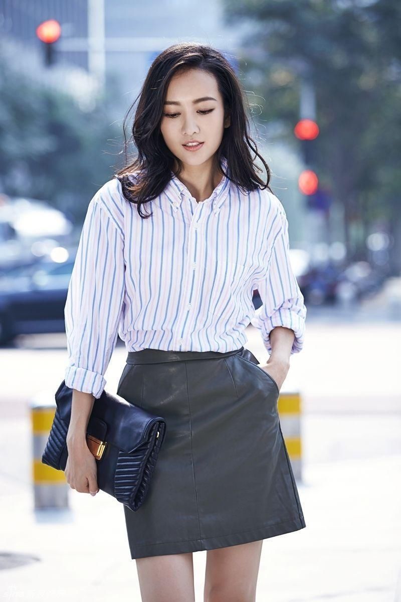 王鸥牛仔连体裤清爽亮相，网友:这样穿上厕所就有点意思了!