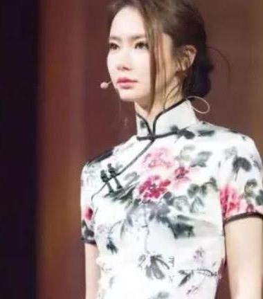 宋佳、陈数穿旗袍韵味十足，身材完美，47岁的她反而更少女！