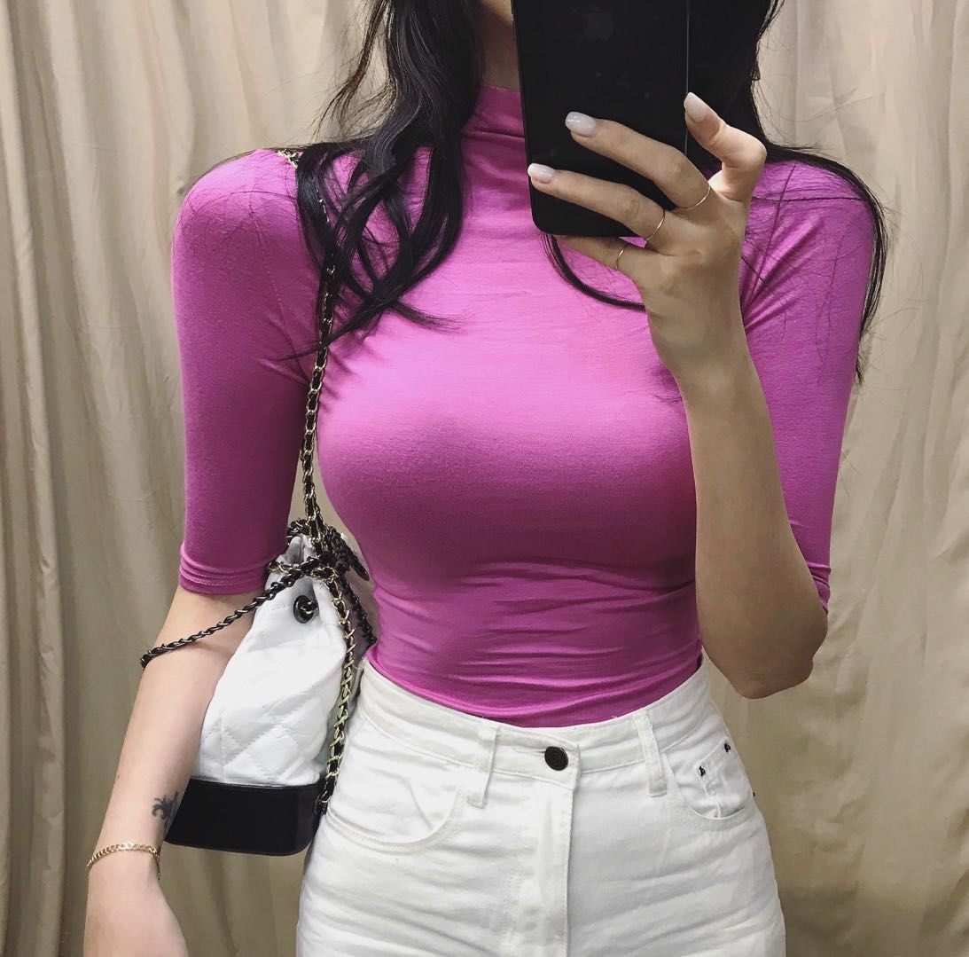 别天天穿包臀裙配丝袜,现在流行这样的打底衫,尤其是微胖女人