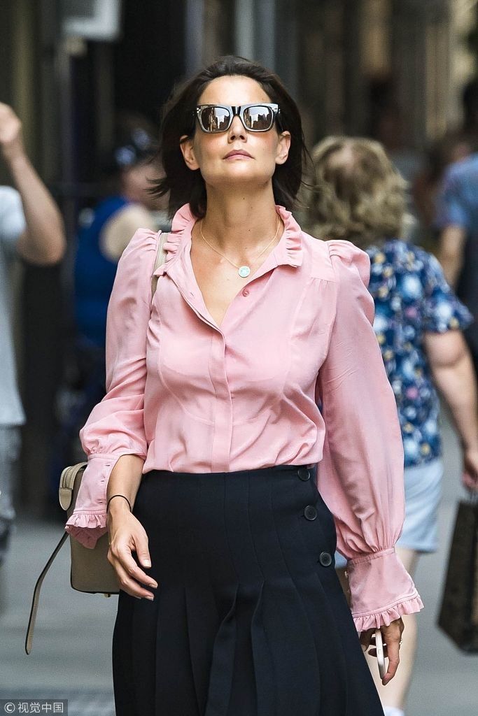 舒服no.1！“前阿汤嫂”凯蒂手拿高跟穿拖鞋出街  粉嫩OL风出席商