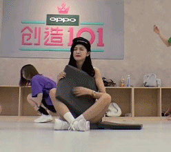 吴宣仪现身机场再现超高衣品，穿粉色睡衣内搭白T，清新又可爱