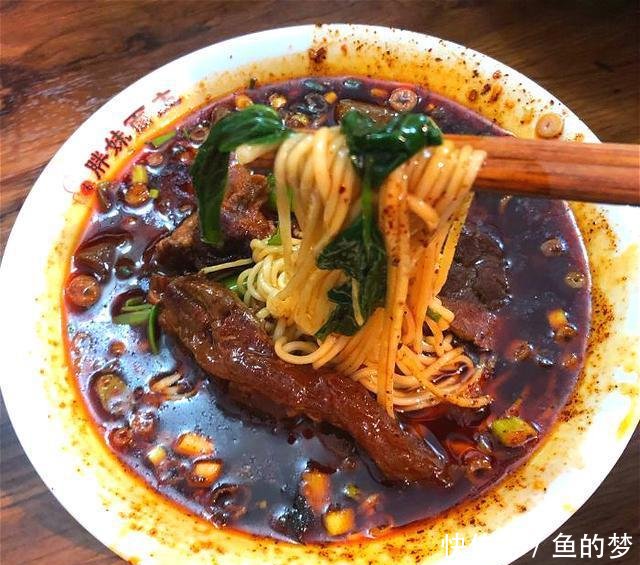 小面■重庆旅游必打卡的网红小面!生意火爆每天排队!