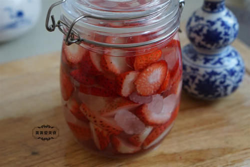  「草莓」草莓酒好喝有窍门，老妈30多年的秘方，滴滴香醇，解春困就靠它了