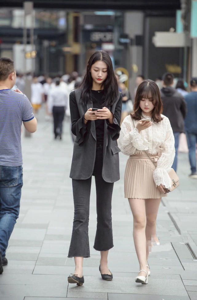 街拍：燥热的夏日最适合清爽怡人的穿搭，街头小姐姐最有发言权！