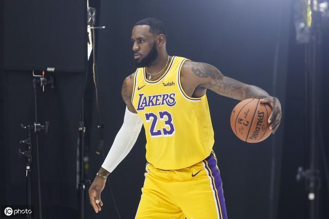 詹皇35岁生日邀浓眉