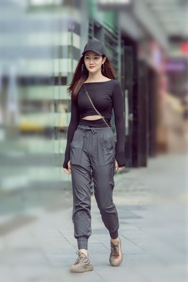 美女街拍:纯洁大方倾城倾国，大长腿棒棒哒!