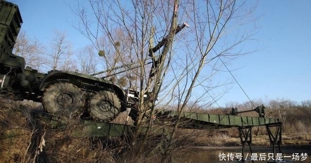  [无人机]俄军工程兵团架设重型机械化桥无人机从独特角度拍摄架桥过程