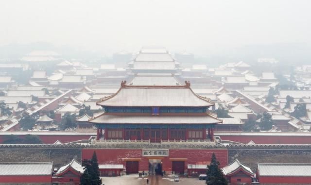 北京一场大雪，俘获了数千游客的心，早晨6点排队看雪景