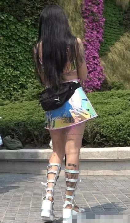 超性感短裙花臂女神,脚上穿的鞋太个性了,吸睛无数