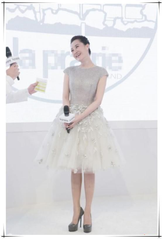 许晴终于栽了！裙子下面穿秋裤就算了，还把秋裤塞凉鞋几个意思？