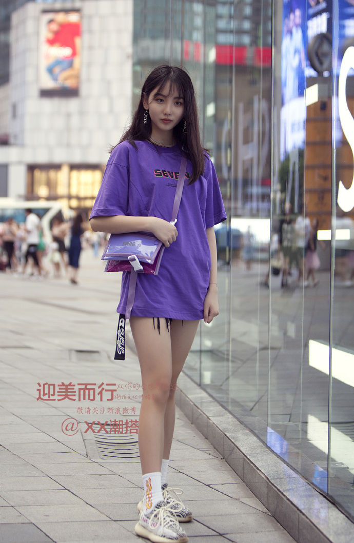 街拍北京:能够驾驭简单的时尚搭配，说明颜值足够高!