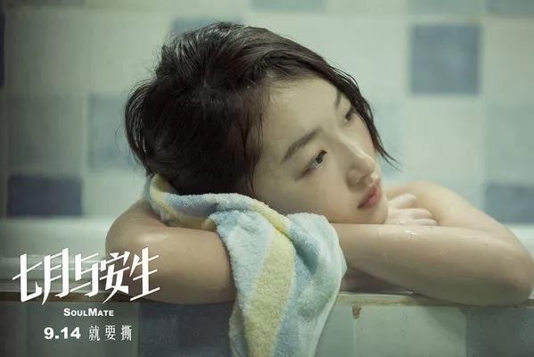 92年周冬雨跟00后易烊千玺宛如同龄人?!出道8年越来越嫩竟是因为.