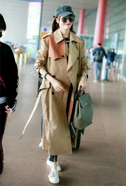 唐嫣和董洁机场同穿卡其色风衣, 只差4岁竟一个似超模一个似村姑