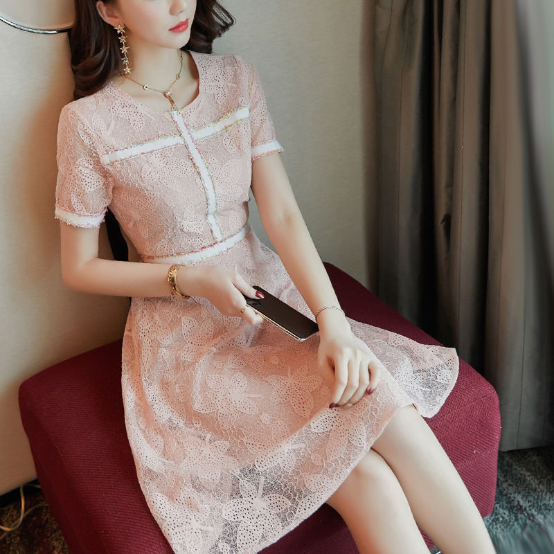 蕾丝花边的裙子更显女性魅力，就算是宝妈穿着也会很优雅