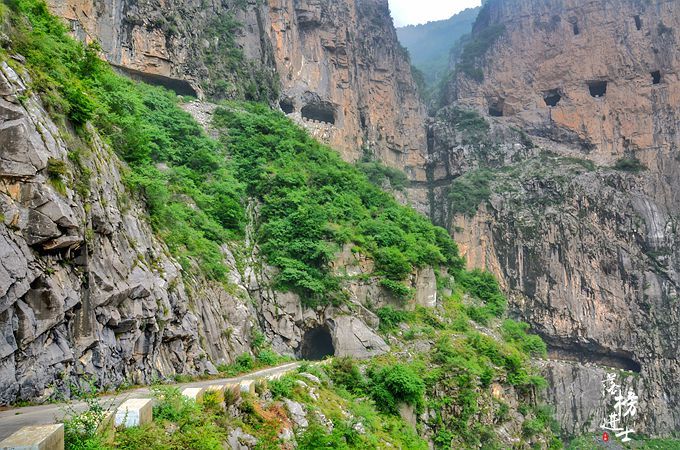太行山有世界最惊险的公路之一，让外国人震惊，在这里开车脚打颤