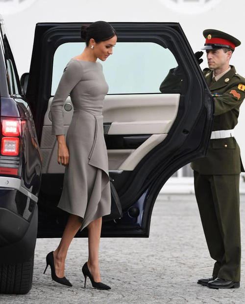 这条裙子这么紧，梅根硬是穿进去了，网友：可勒出痕真的好尴尬