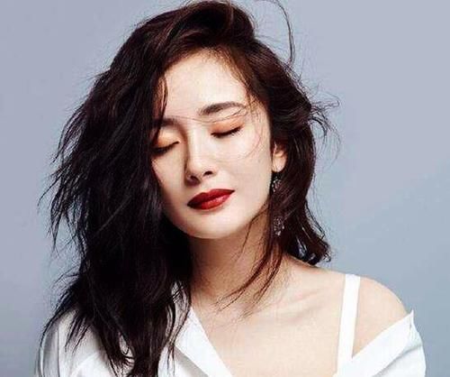  『很火』最近很火的一种新发型，“齐刘海+锁骨发”，Lisa剪了后超美的！