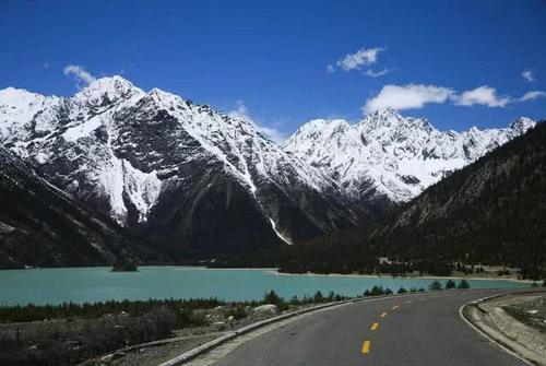 拉萨的一条高速公路，全程没有收费站，路过中国最美冰川