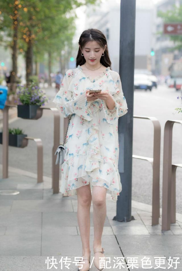 美女■让人百看不厌！，白色蕾丝露肩衫搭配低腰牛仔裤