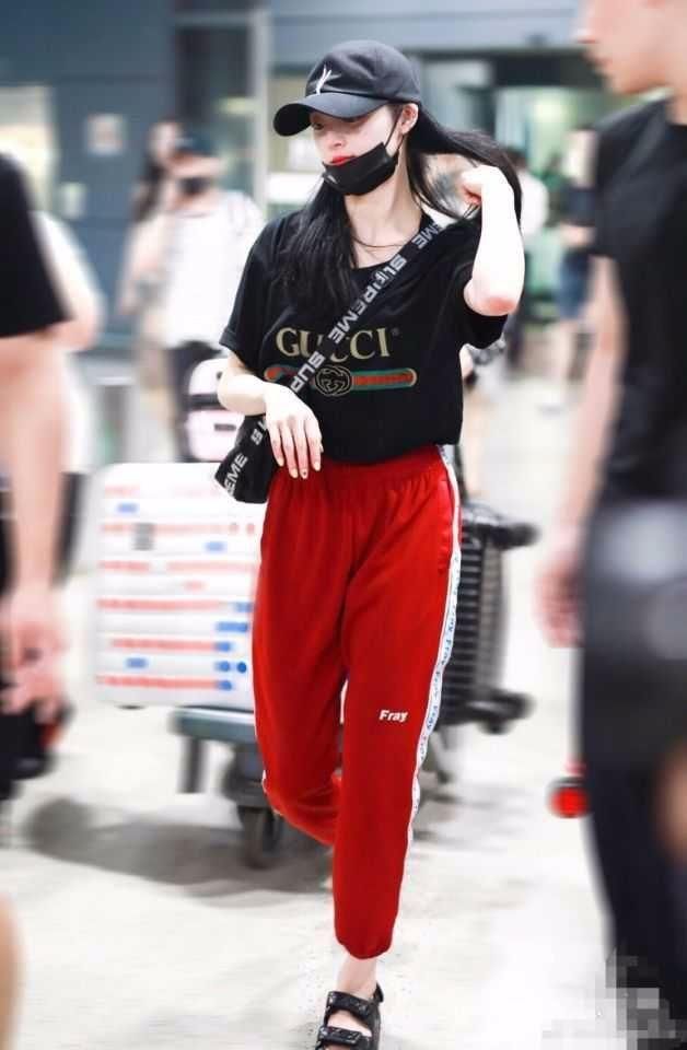 周洁琼不仅身材好，百变穿搭风格更是撩人，有望成为下一个宋茜！