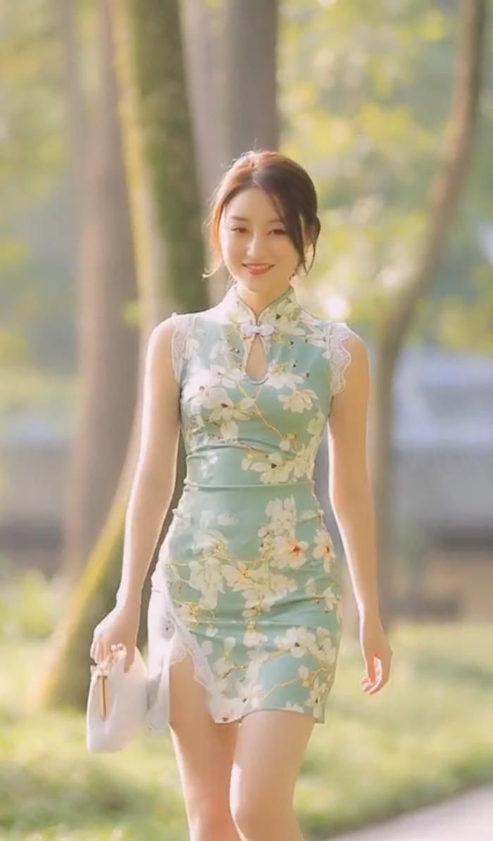  #小姐姐#旗袍小姐姐，丹凤眼，细柳腰，美得可以做壁纸