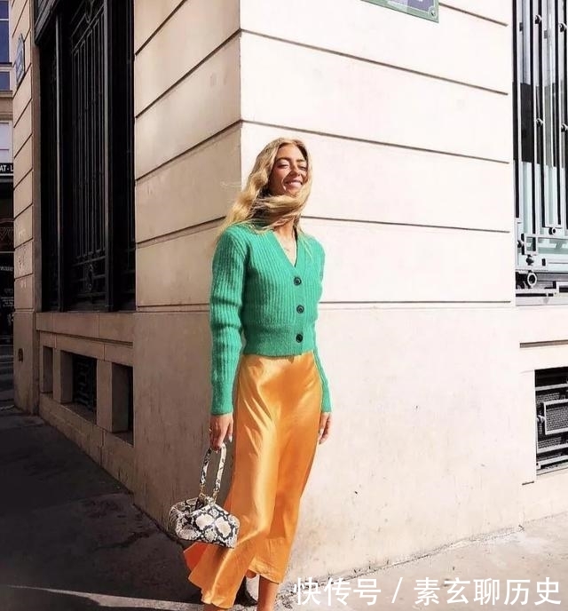 『显瘦』早春不要乱穿,2020年流行:针织衫+初恋裙,减龄显瘦,太美了