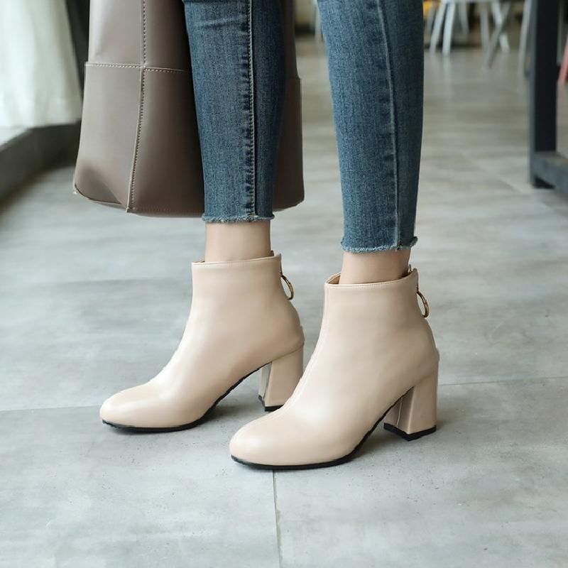 立秋了别穿凉鞋了，洋气女人今年都这样穿短靴，满满女人味