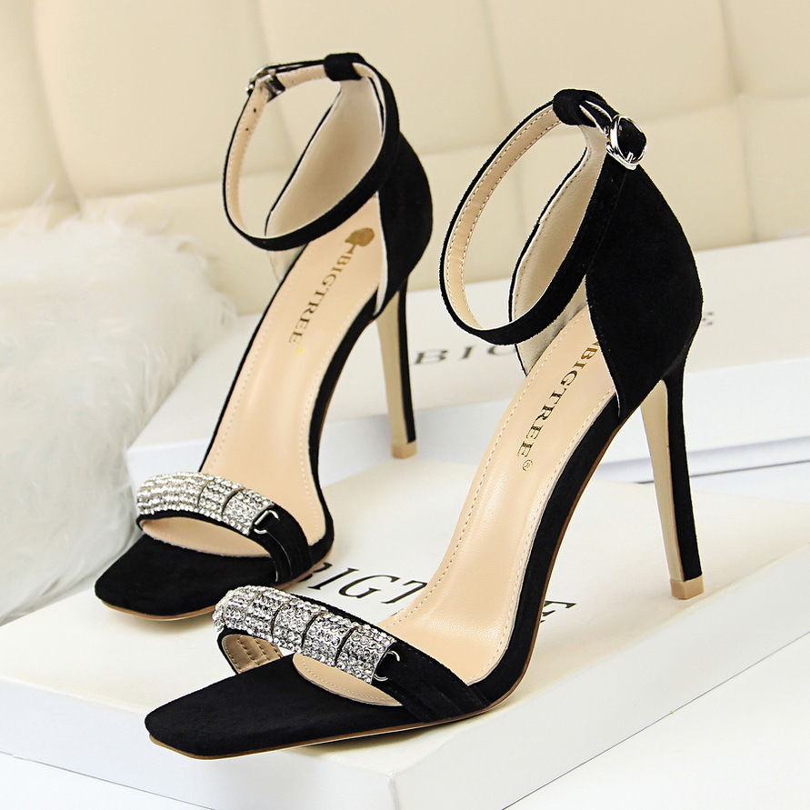 别再着眼于老土的高跟鞋了!来看看这些新款的高跟鞋，时尚又大方