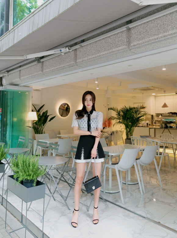 女神孙允珠，水滴波纹霜露刺花螺旋宫廷裙