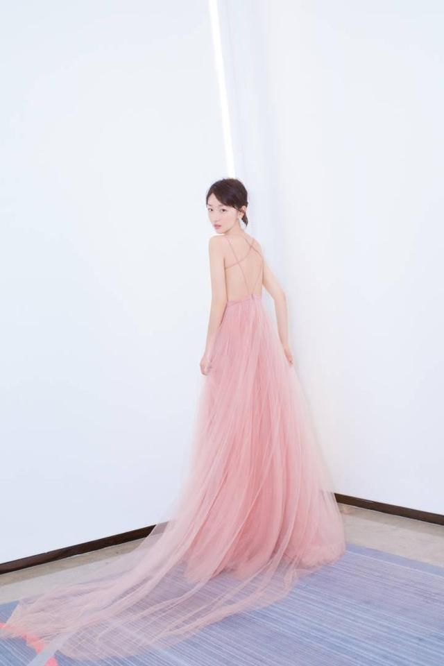 周冬雨化身高个子，一袭粉色礼服，尽显大长腿
