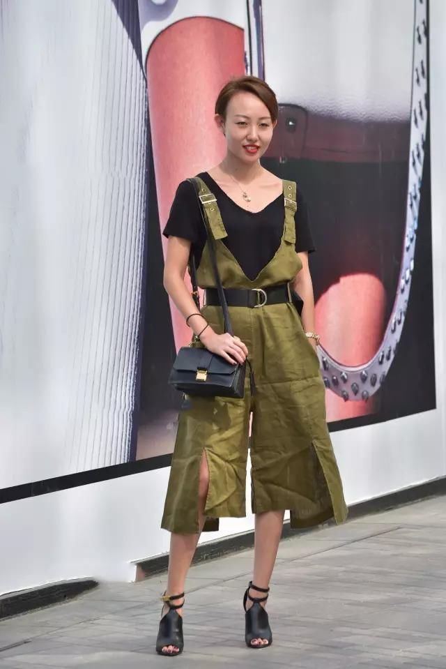 墨绿色吊带裤搭配黑色高跟凉鞋,独特设计眼前一亮