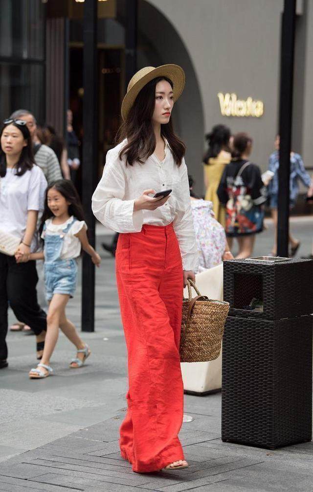 室内美女写真集: 印花V领连衣裙, 展示傲人身材, 时尚潮流又性感