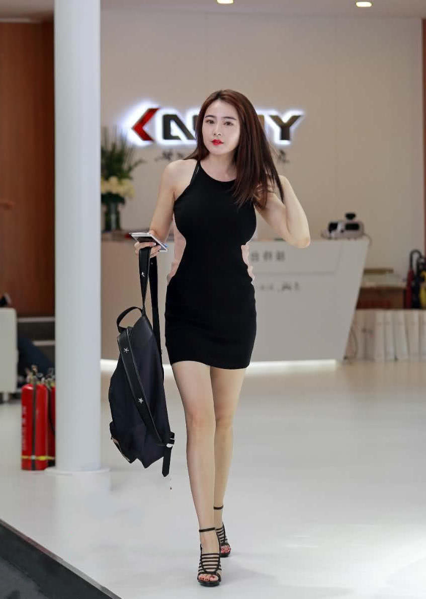 性感小姐姐连衣短裙显白嫩美腿，浑圆饱满的上围呼之欲出，十分撩