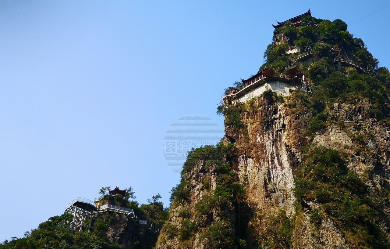 冰柜抬千米山顶花时2小时 老伯每人40元工钱 被外国朋友夸勤劳