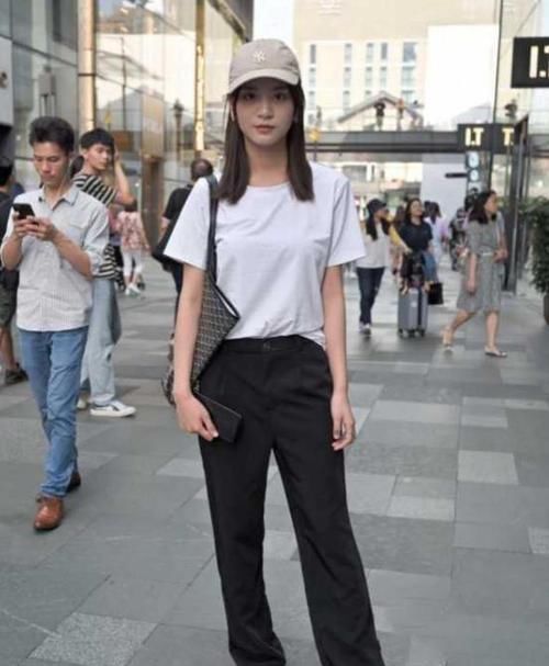  #感觉#街拍：面带笑容的小姐姐，一件白色上衣配牛仔热裤，青春活力气息
