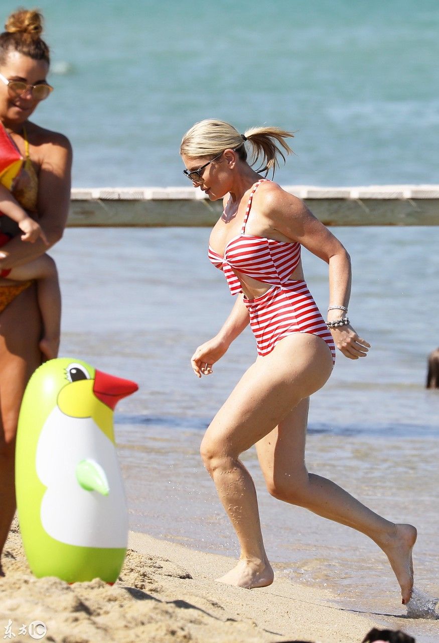 以色列超模Hofit Golan与朋友们在海滨俱乐部游泳 吊带泳衣秀美胸