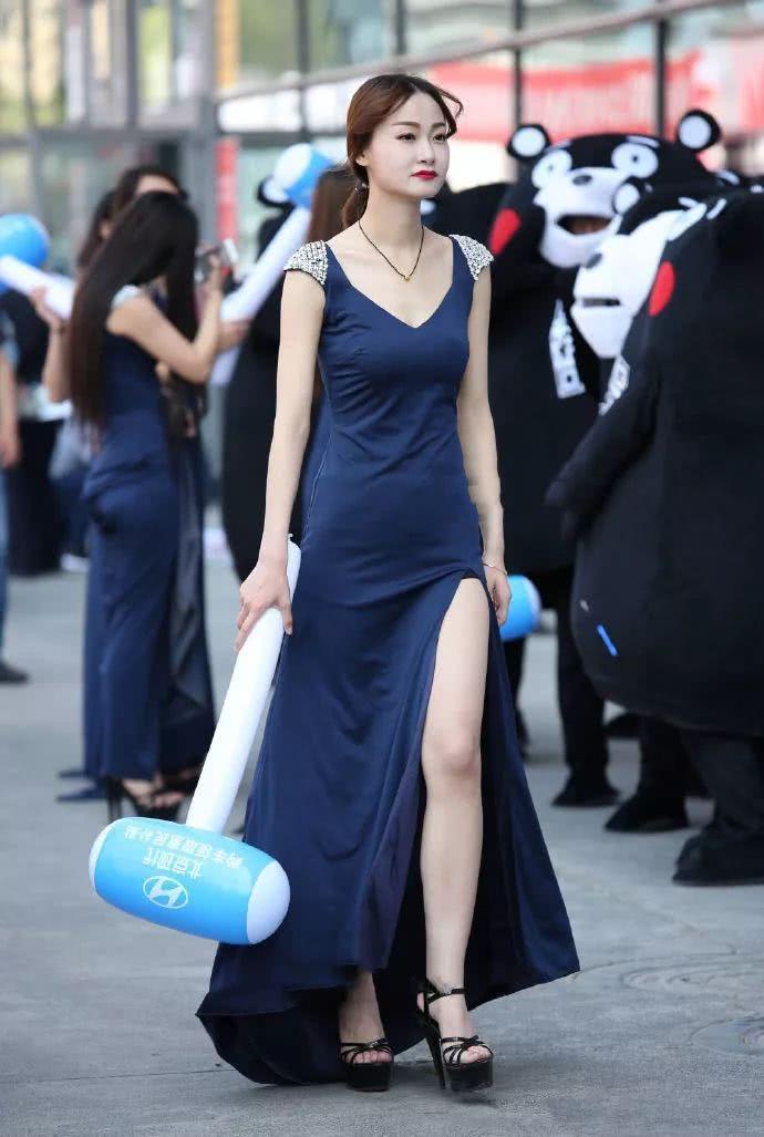 街拍：长相清新身材丰腴的小姐姐，在人群中一眼就看到了！