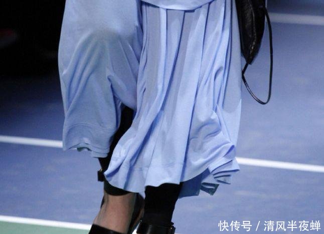 就算脚骨折都要穿恨天高的贝嫂, 居然独宠这双“丑凉鞋”三年!