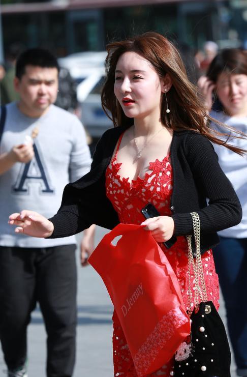 街拍：丰腴性感的紧身打底裤小姐姐，魅力不凡，落落大方！