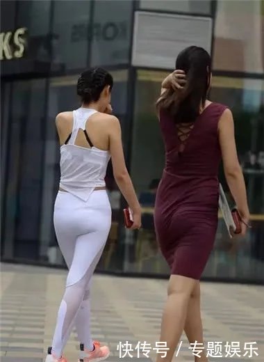 两位小姐姐大街上争艳，白色紧身裤小姐姐甩紫色连衣裙小姐姐十条