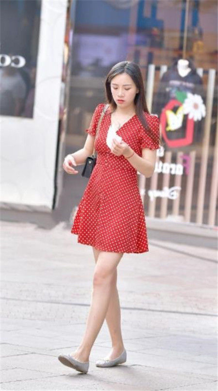『小美女』街拍:精致五官的小美女,淡雅的妆容,眉清目秀